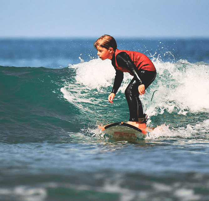 Enfant qui surf - École de surf île d'Oléron