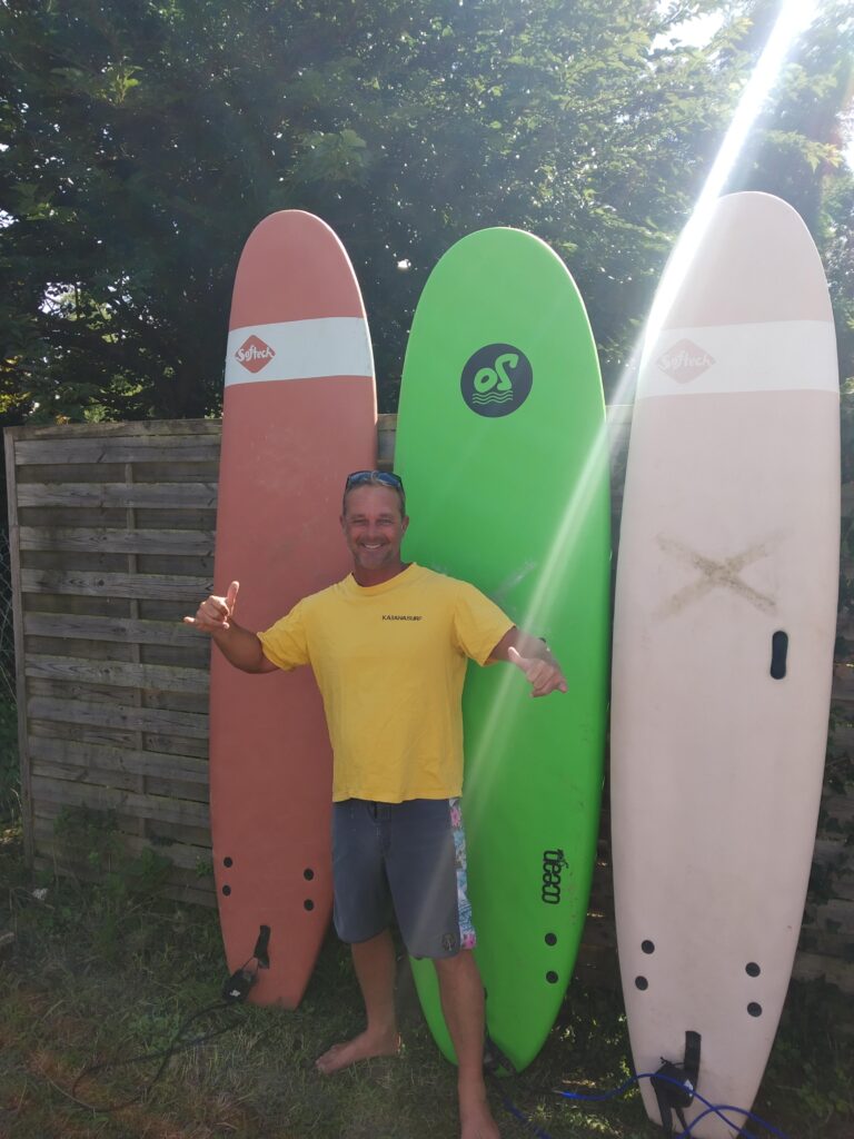 Benoit avec ses planches de surf