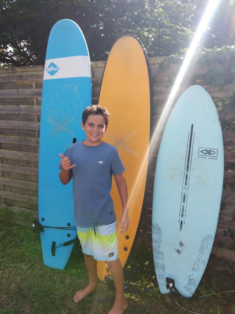 Tao avec ses planches de surf