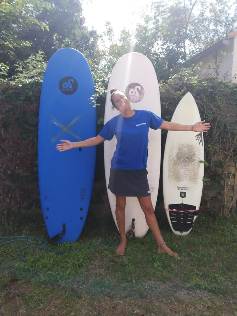 Virginie avec ses planches de surf